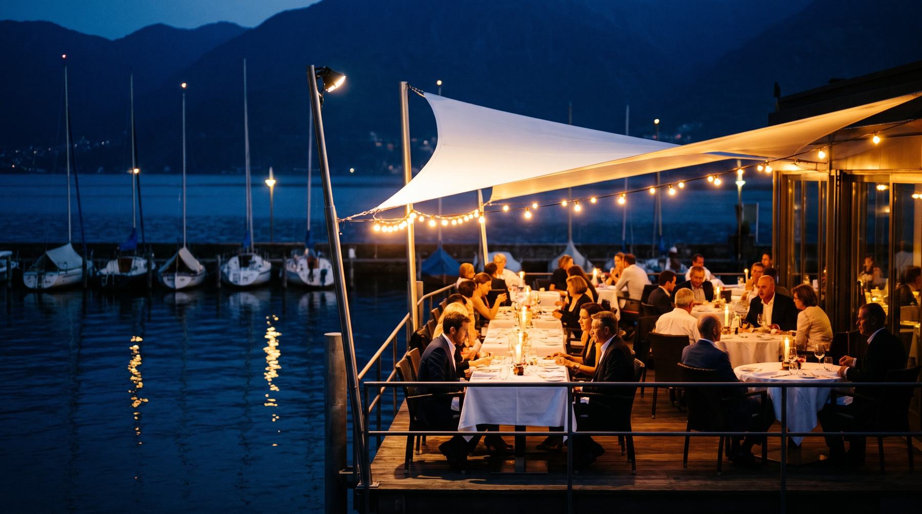 Cena sul pontile di sera