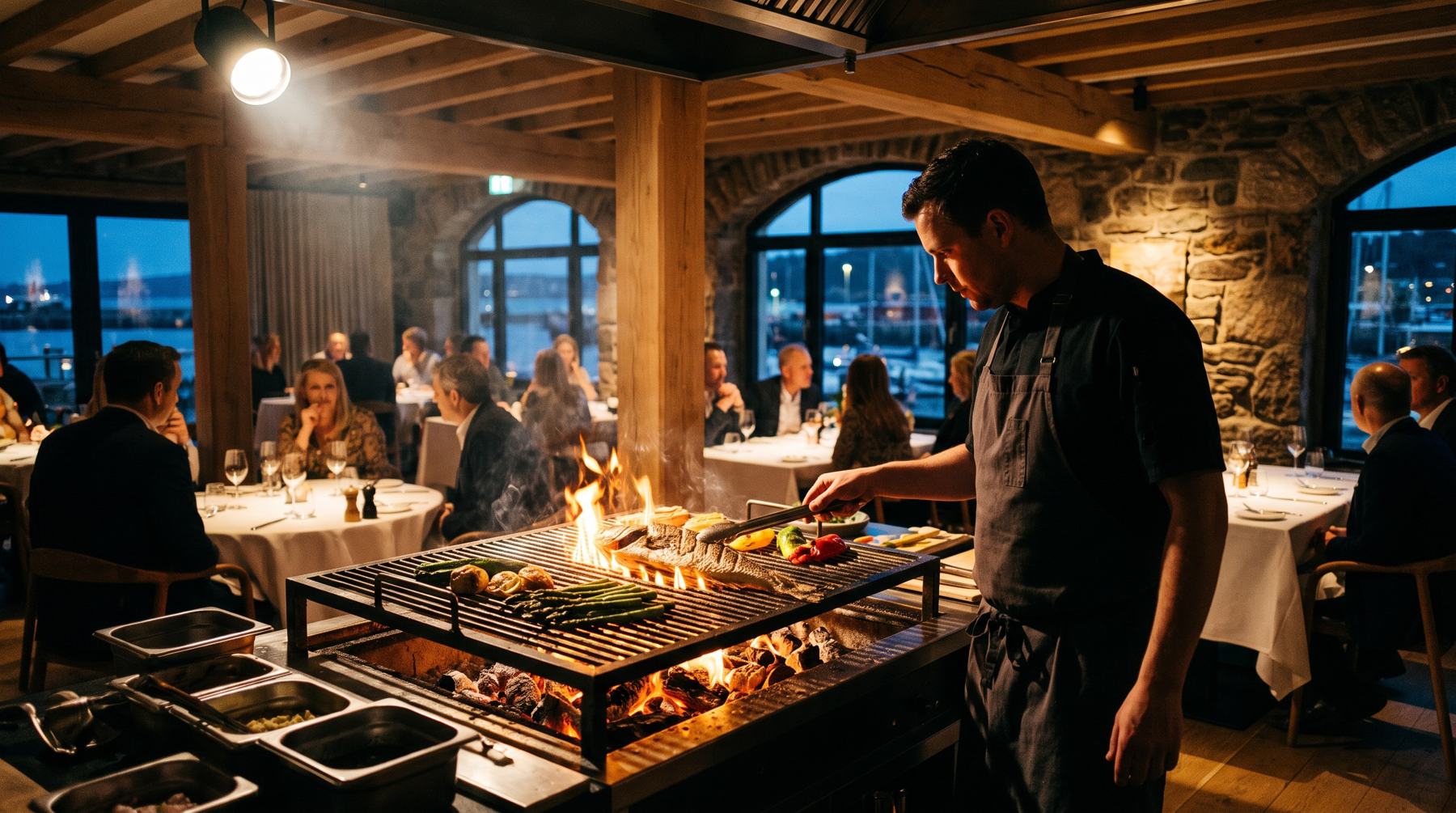 Lo chef al grill davanti agli ospiti